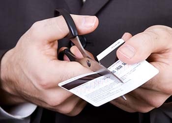 Разрезать кредитную карту ножницами